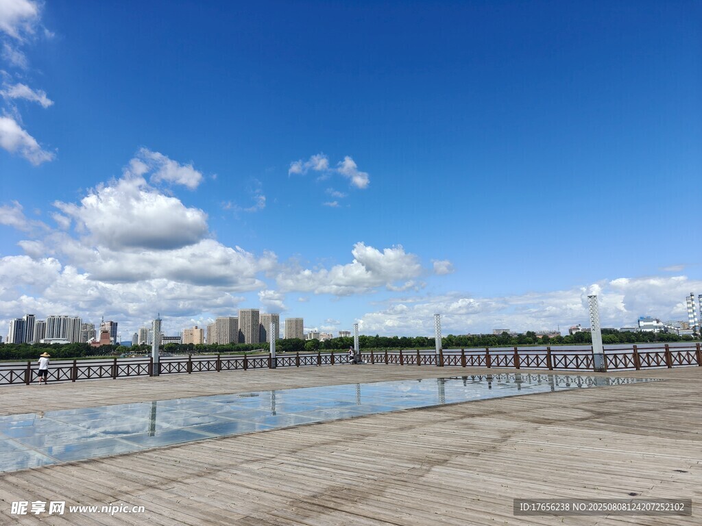 河畔藍(lán)天美景