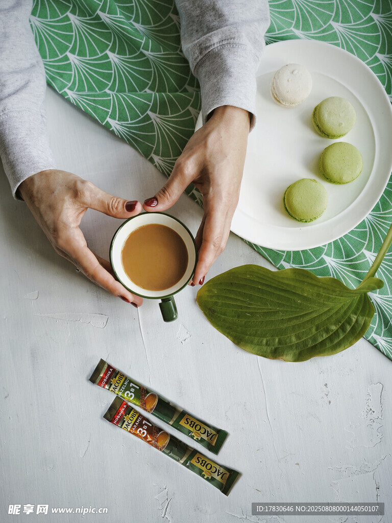 手捧咖啡與抹茶相關(guān)美食