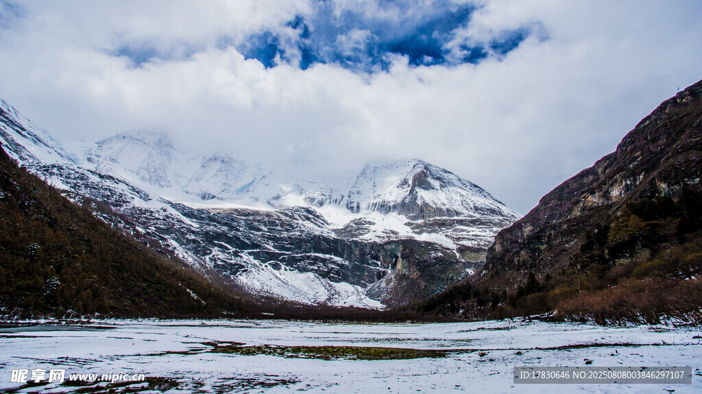 雪山山谷雪景壯麗風(fēng)光