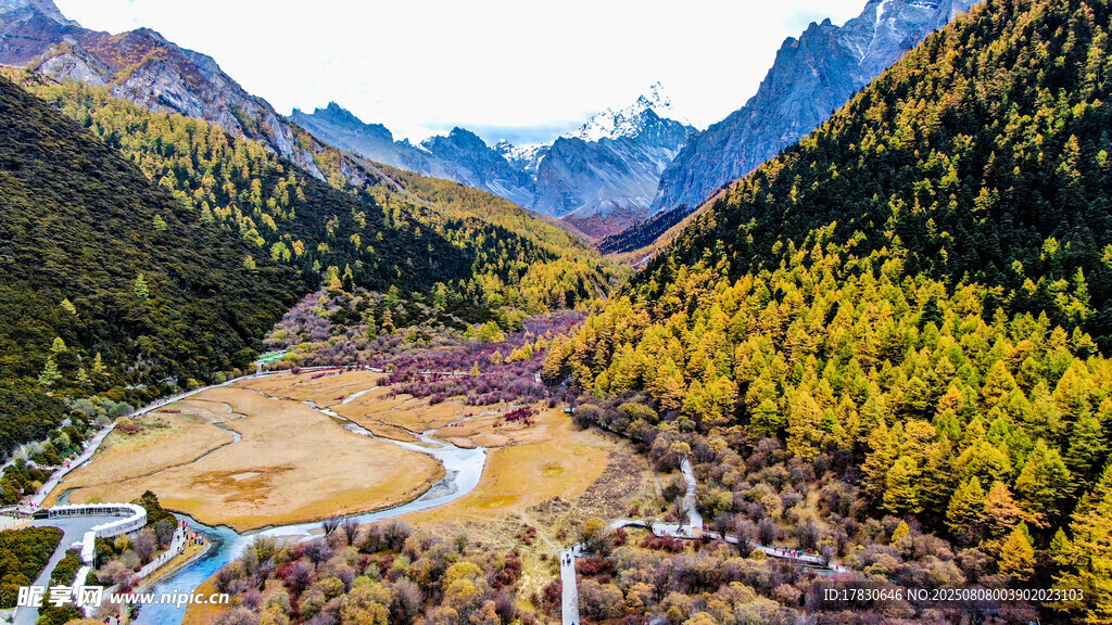 秋日山谷中的壯美山水風(fēng)光