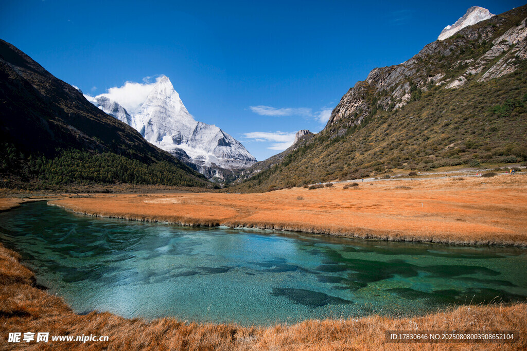 高山下的澄澈湖泊美景