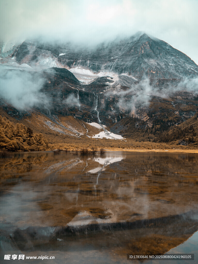 雪山湖畔美景