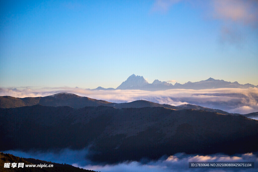 云海環(huán)繞的壯麗山景