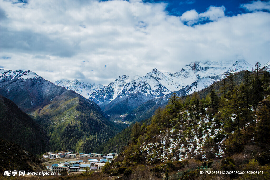 雪山下的山谷村落美景