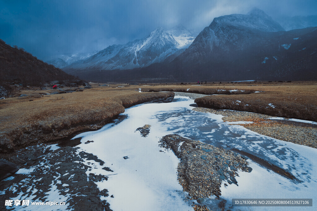 山間溪流雪景風(fēng)光圖
