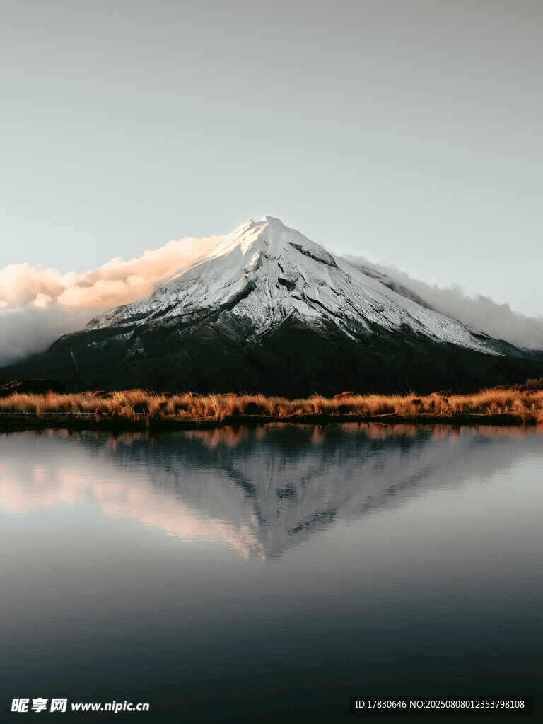 富士山倒影于平靜湖面