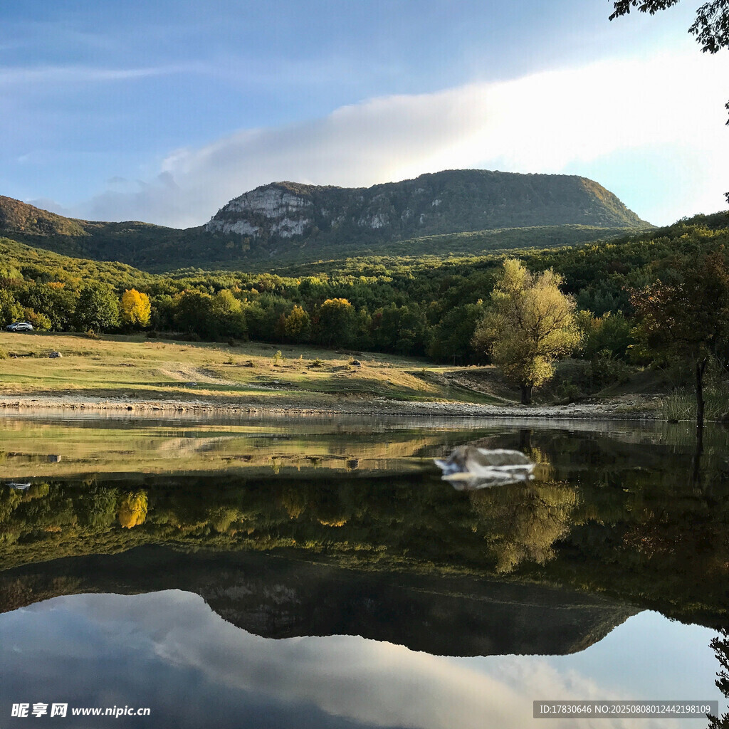山間湖畔美景