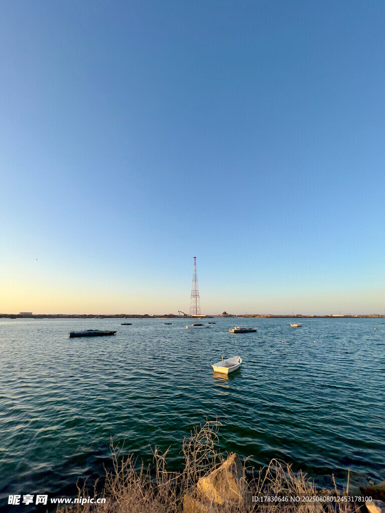 海邊日落時的寧靜水面
