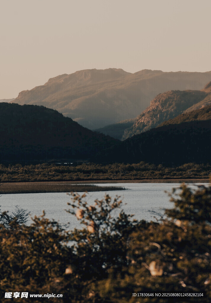 湖畔山林黃昏美景