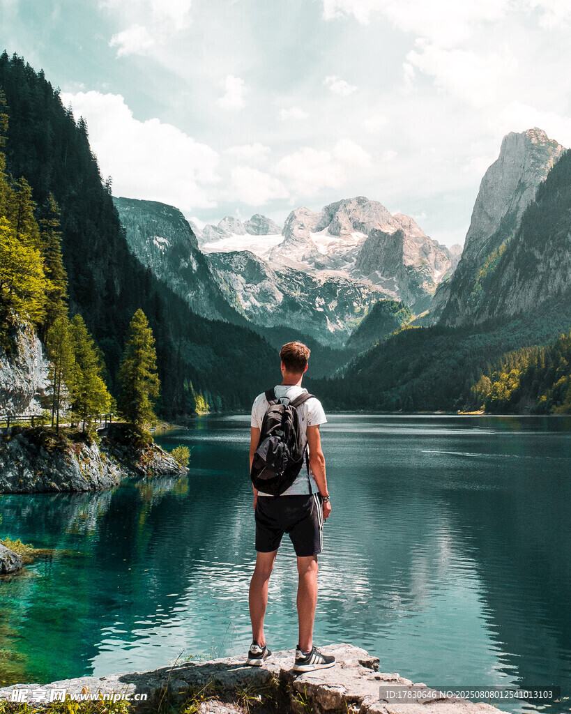 背包客賞湖畔壯麗山景