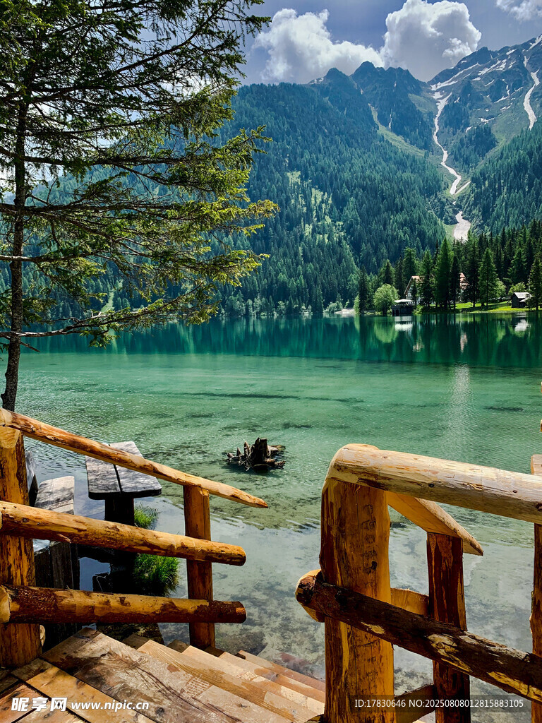湖畔木欄處的山水美景