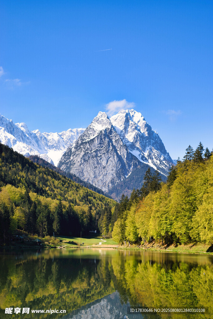 湖畔青山美景