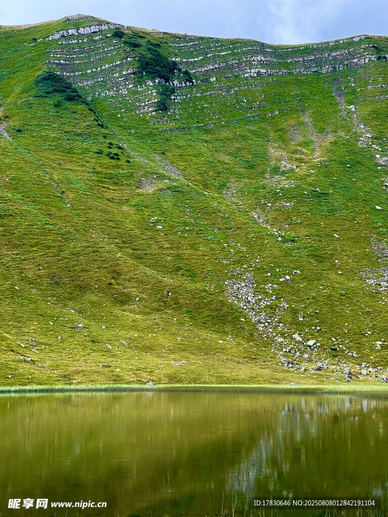山間翠湖美景