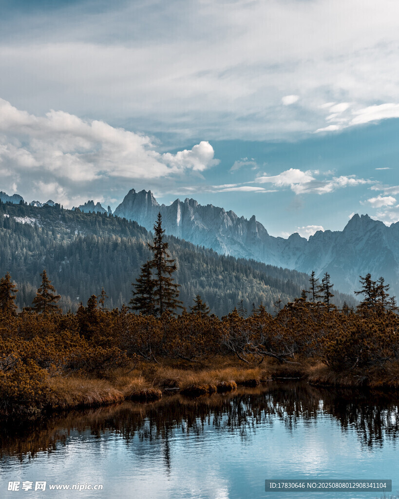 山間湖泊美景