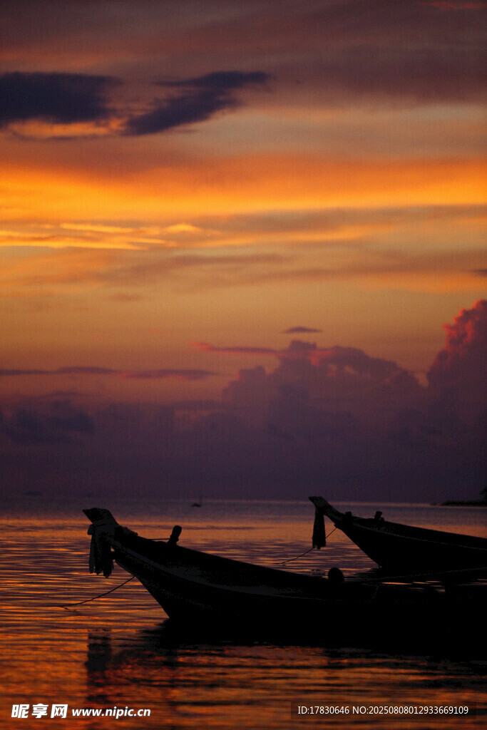 夕陽下海面的兩艘小船