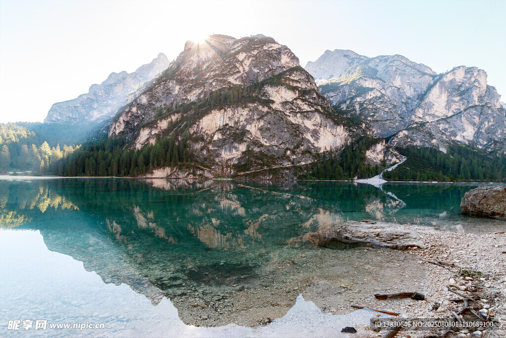 湖畔山巒美景