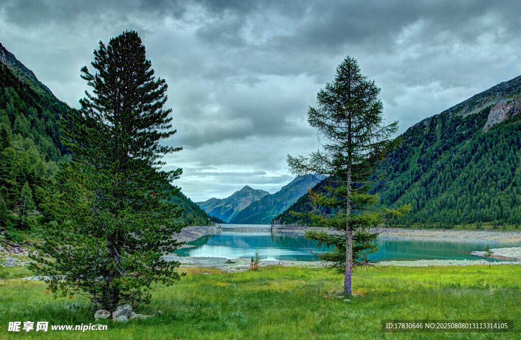 山間湖畔美景