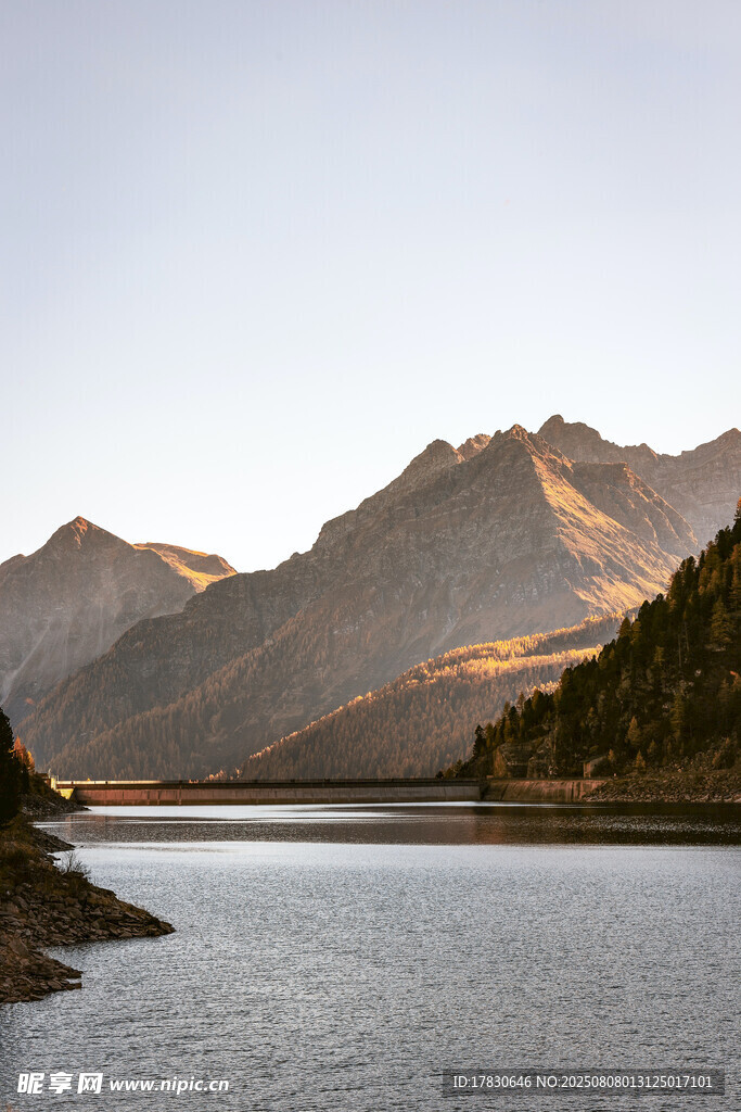 湖畔山巒美景