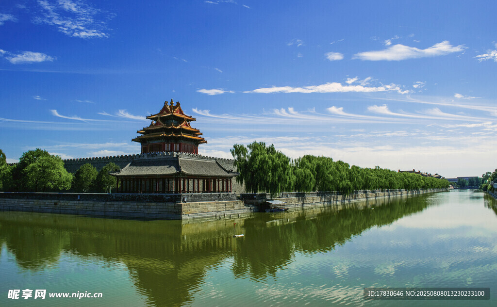 湖畔古建筑映襯藍(lán)天美景