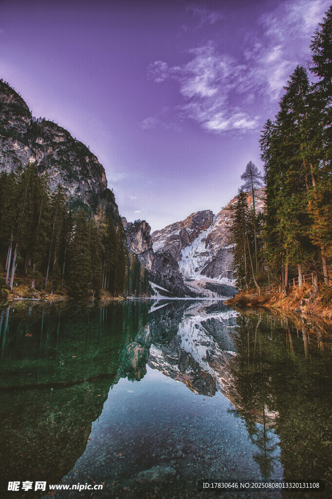 山間澄澈湖水美景