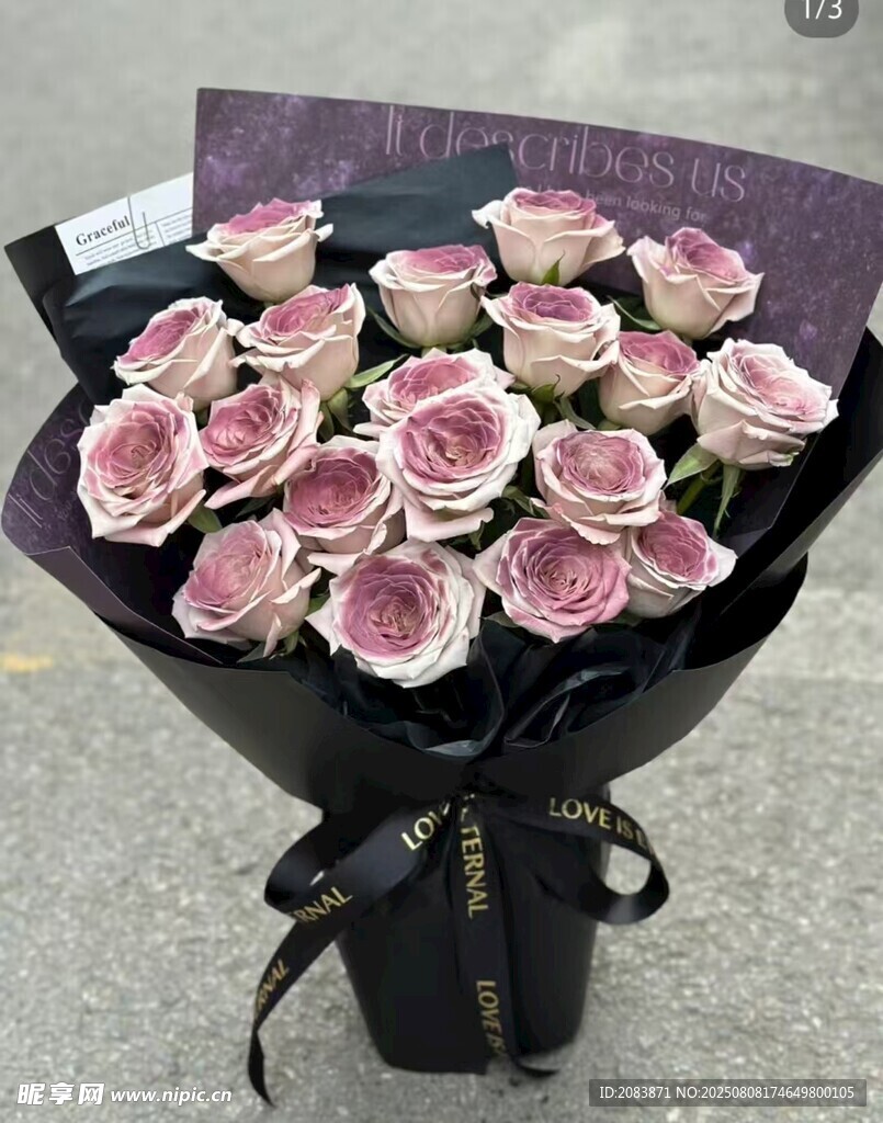 粉白玫瑰花束優(yōu)雅綻放