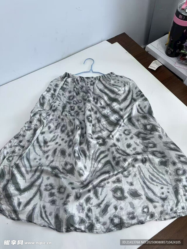 豹紋圖案掛式衣物