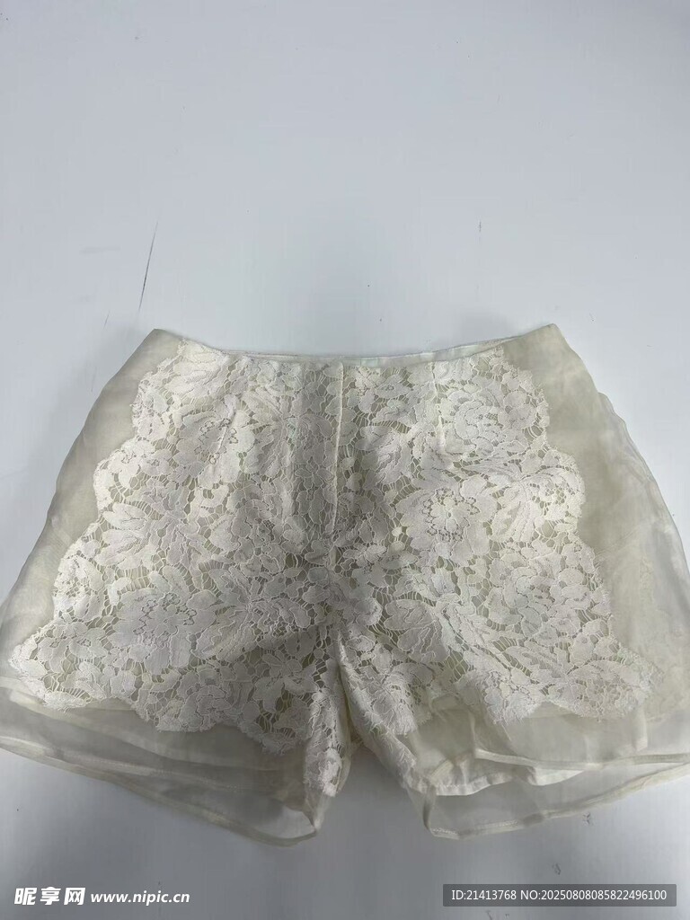 白色蕾絲短褲