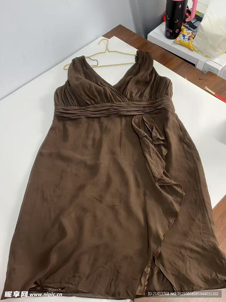 棕色褶皺無袖連衣裙展示