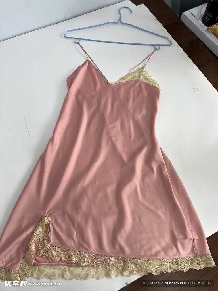 粉色蕾絲吊帶睡裙展示
