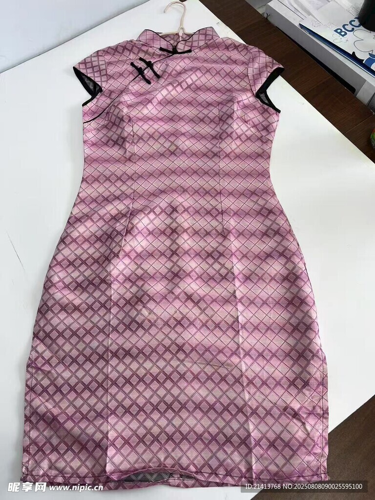 粉色條紋旗袍裙展示