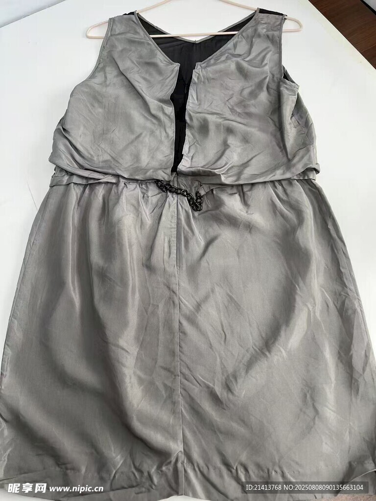 灰色無(wú)袖連衣裙展示
