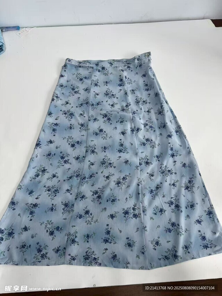 藍底碎花半身裙展示