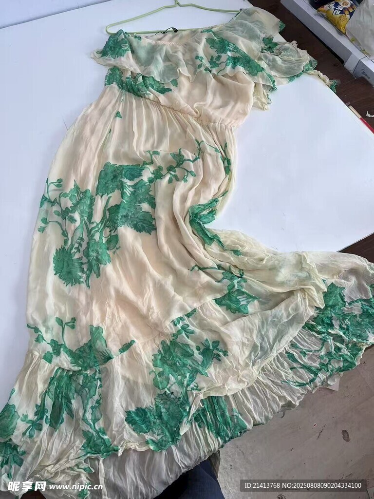 復(fù)古印花連衣裙展示