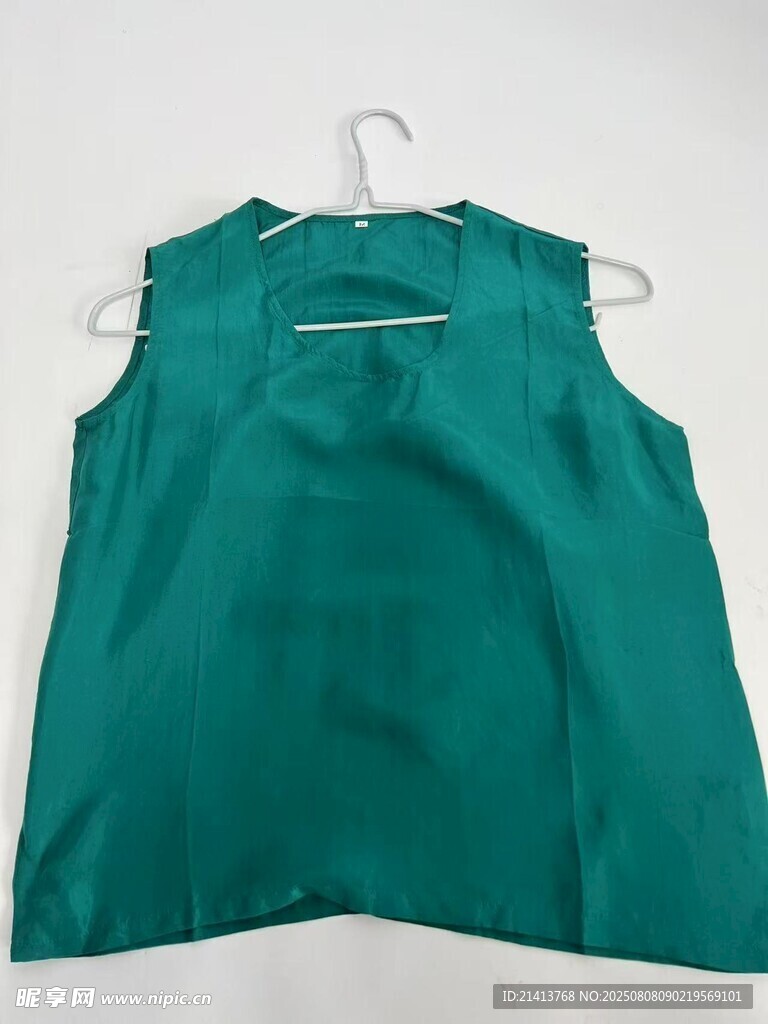 綠色無袖上衣掛于衣架