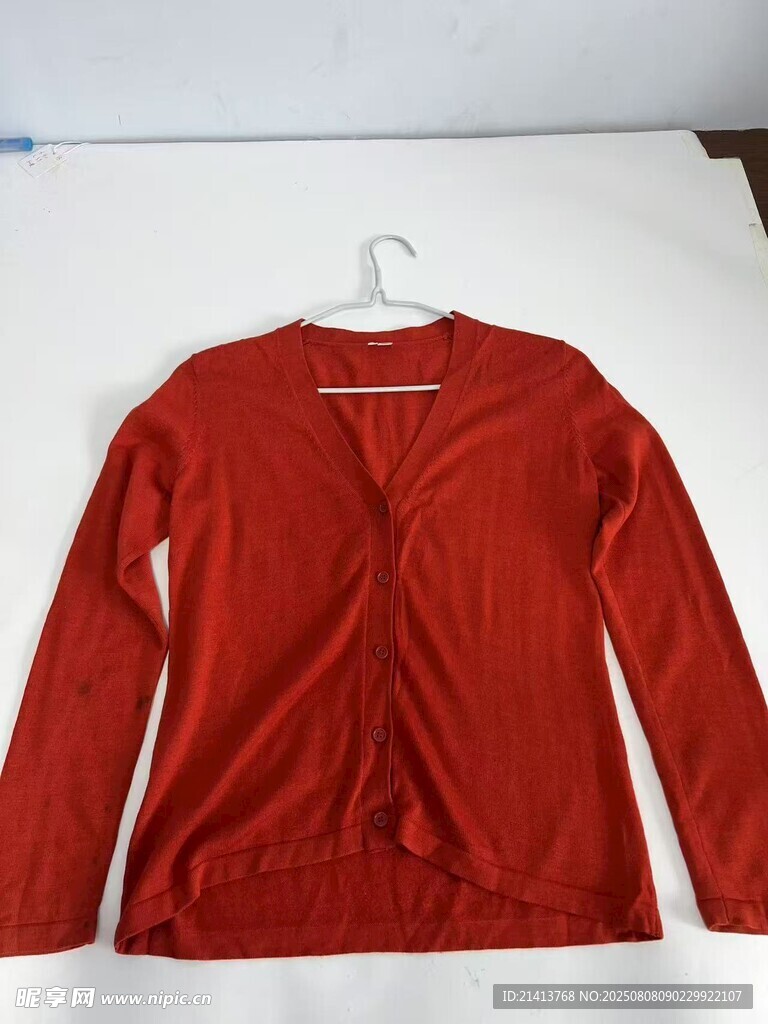 紅色長袖V領(lǐng)上衣展示