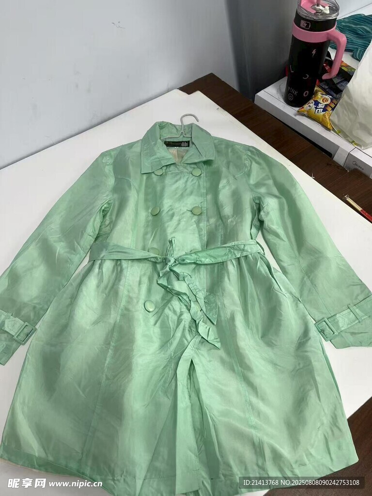 淺綠色系帶長袖上衣