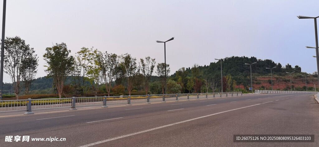 寬闊公路與兩旁風(fēng)光