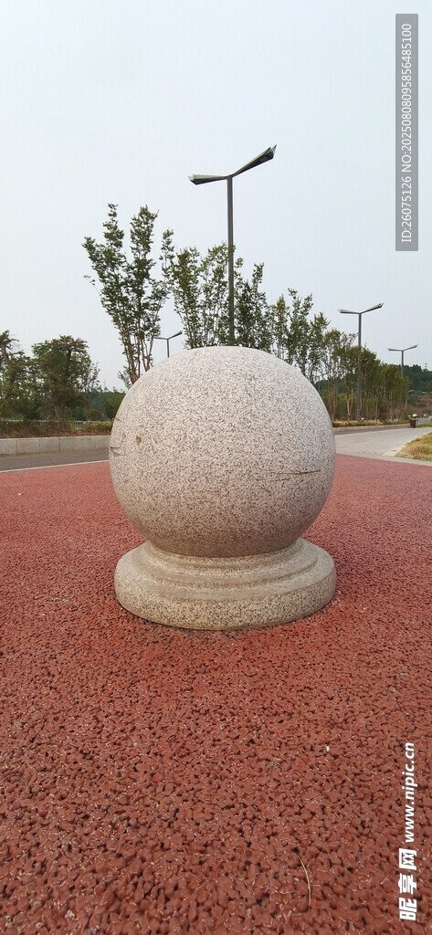 戶外紅色地面上的石球