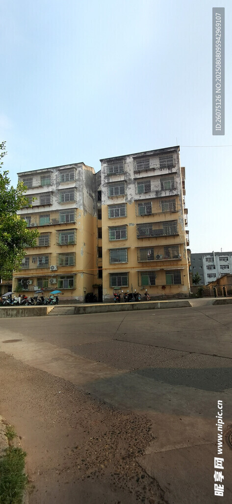 多層建筑旁的空曠場地