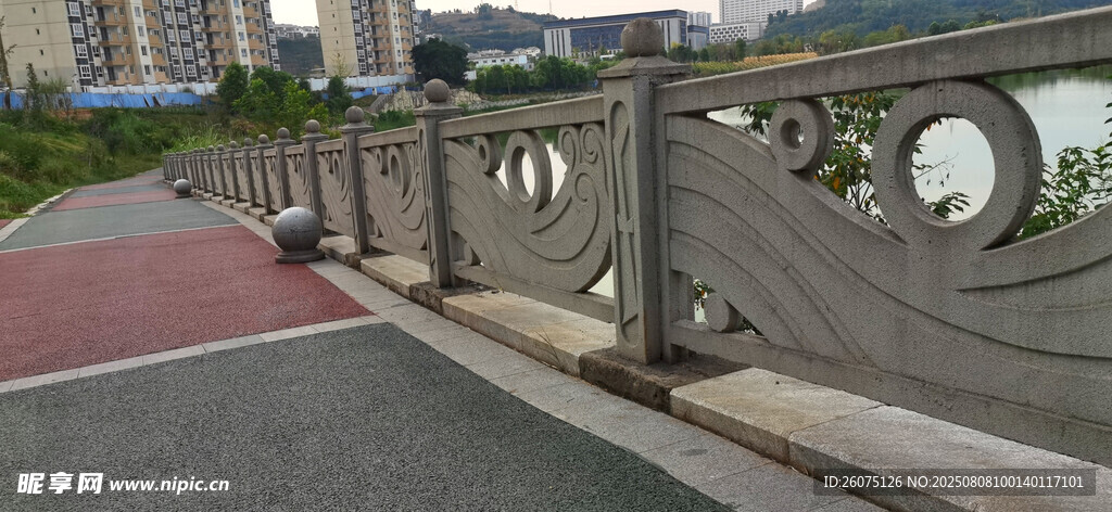 河畔精致雕花護(hù)欄與步道景觀