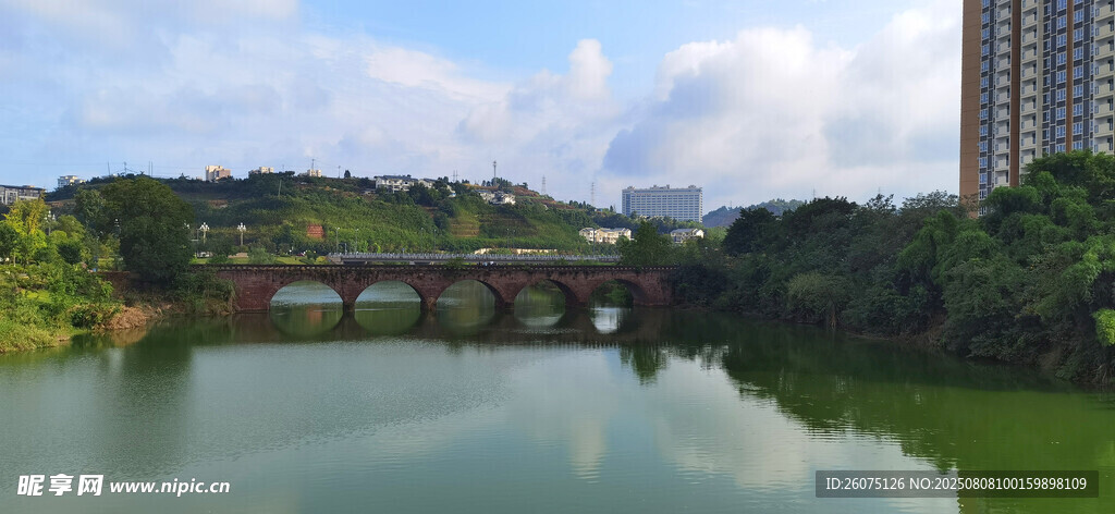 湖畔橋梁與城市建筑風(fēng)景