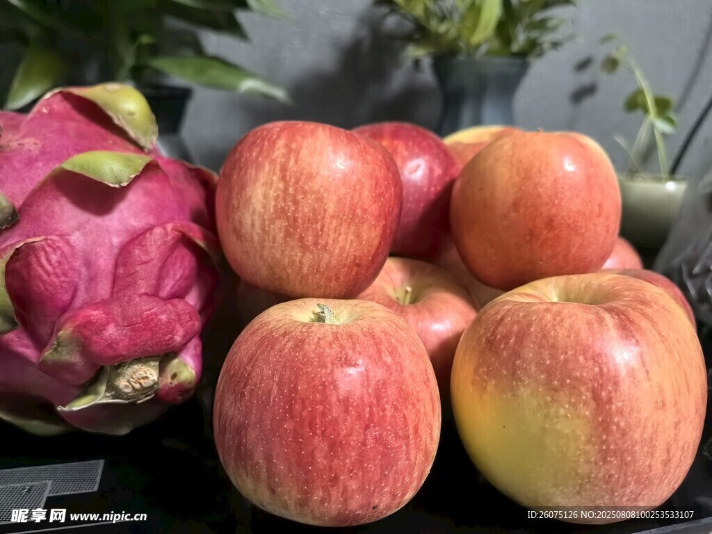 紅蘋(píng)果與火龍果的新鮮組合