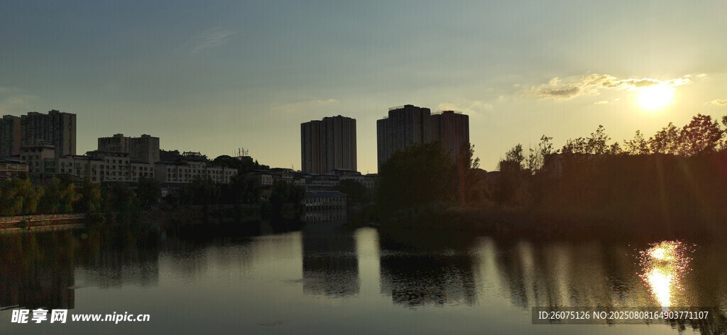 夕陽(yáng)下的城市湖畔美景