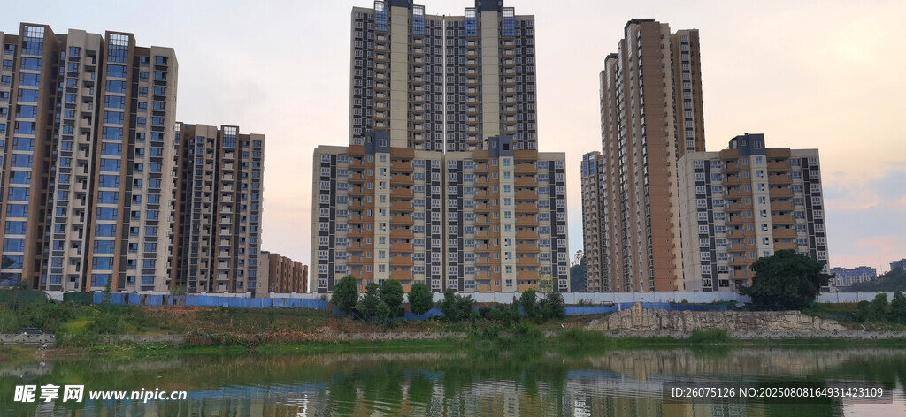 城市河畔高樓景觀