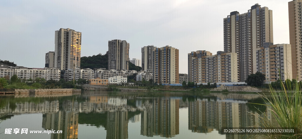 湖畔高樓與水面倒影景觀