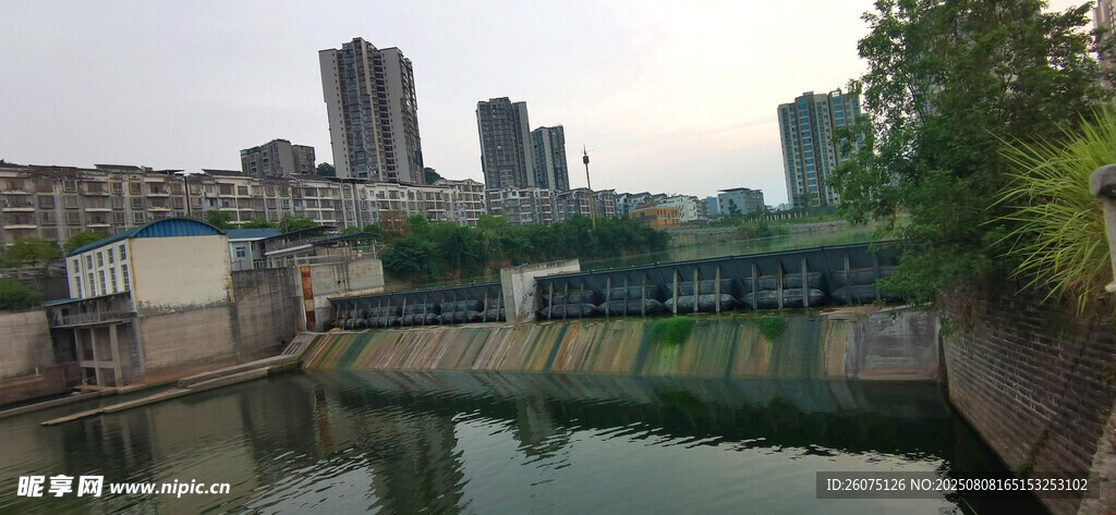 城市河畔堤壩風景