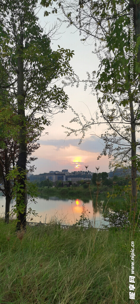 湖畔黃昏落日美景