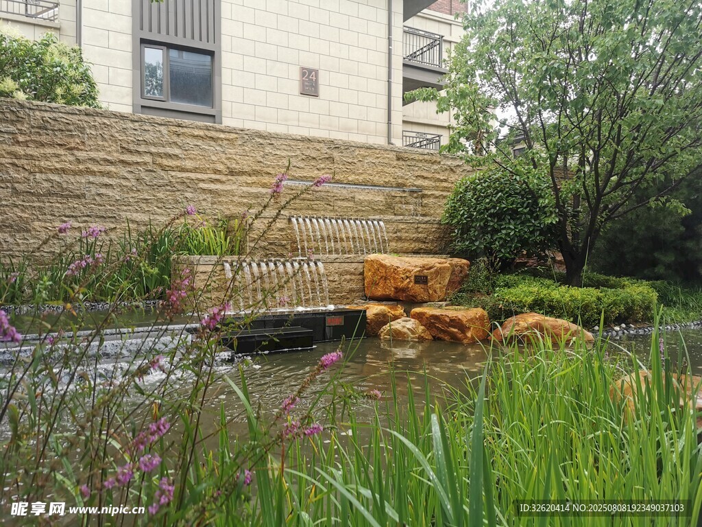 小區(qū)內(nèi)的精致水景花園