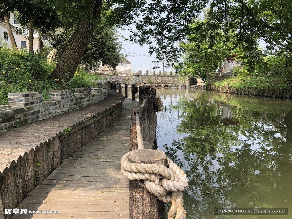 河畔木棧道與古樸繩索景觀