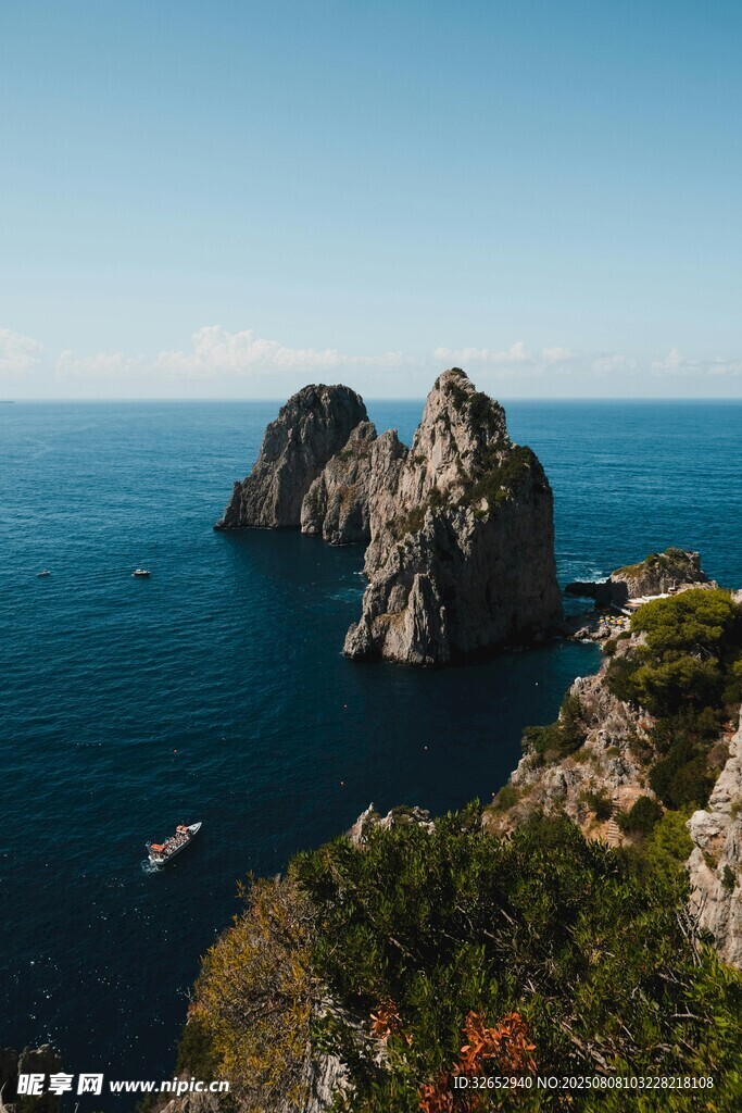 海邊嶙峋礁石